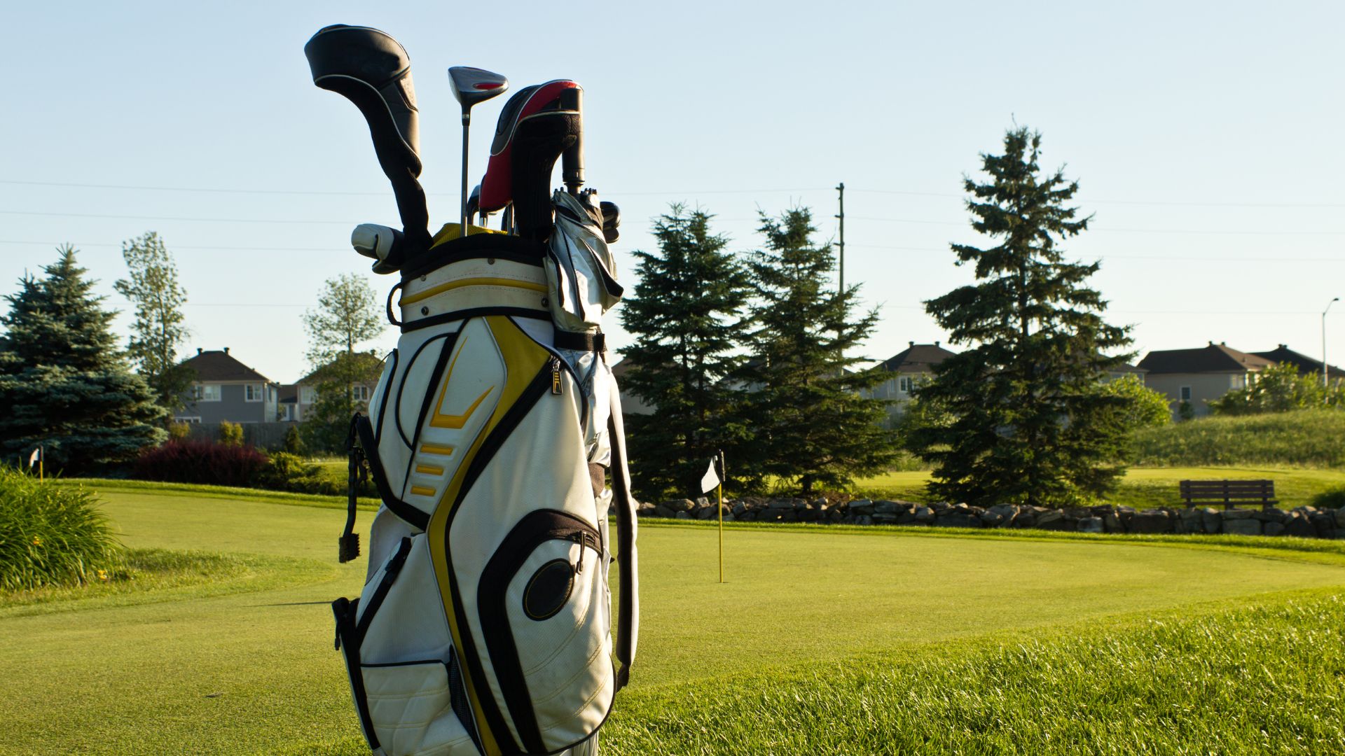 Discover expert tips on how to organize your golf bag for an efficient, stress-free round. Enhance your game with a perfectly arranged bag. Start now!
